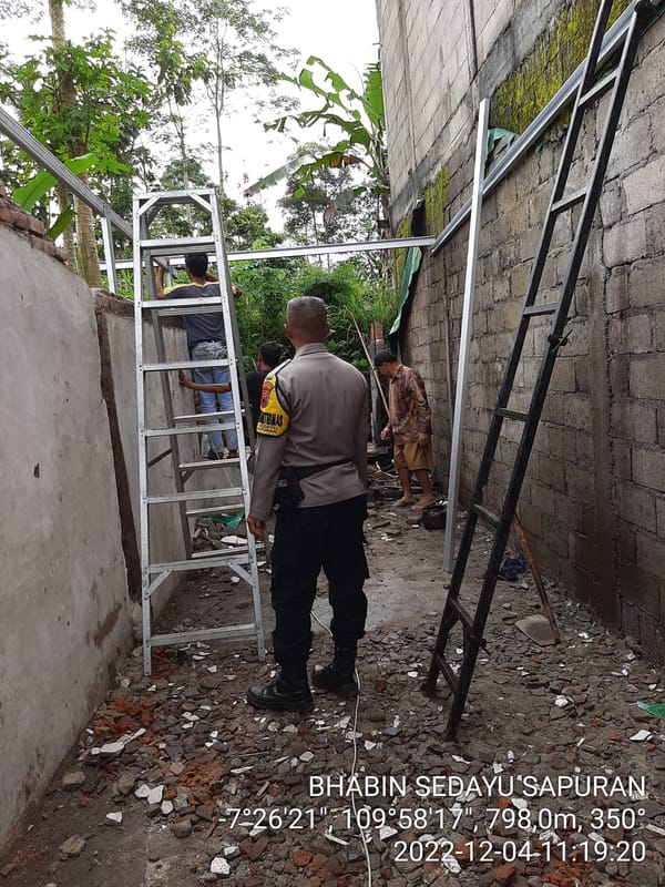 Bhabinkamtibmas Polres Wonosobo Bedah Rumah Warga Tak Layak Huni