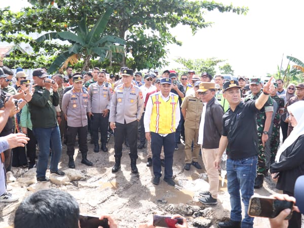 Kapolda Kalteng dan Forkopimda Salurkan Bansos untuk Korban Banjir di Barsel