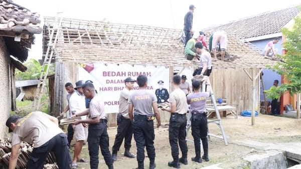 Polres Rembang Bedah Rumah Ibu Sumarmi di Desa Turusgede
