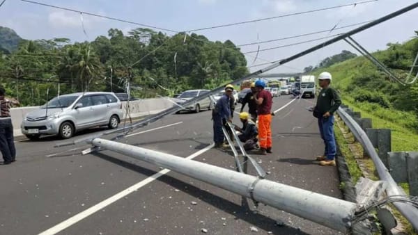 Tiang Listrik Roboh di Tol Semarang-Solo KM 449, Lalu Lintas Terhambat