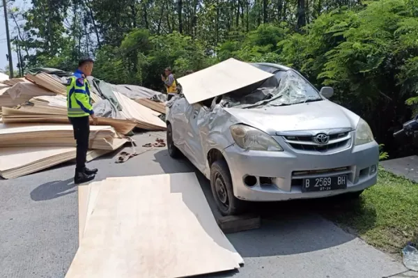 Avanza Ringsek Tertimpa Muatan Truk Tronton di Geyer, Lima Penumpang Luka-Luka