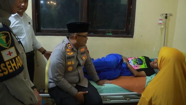 Kapolres Klaten Jenguk dan Beri Dukungan kepada Korban Keracunan di Karangturi