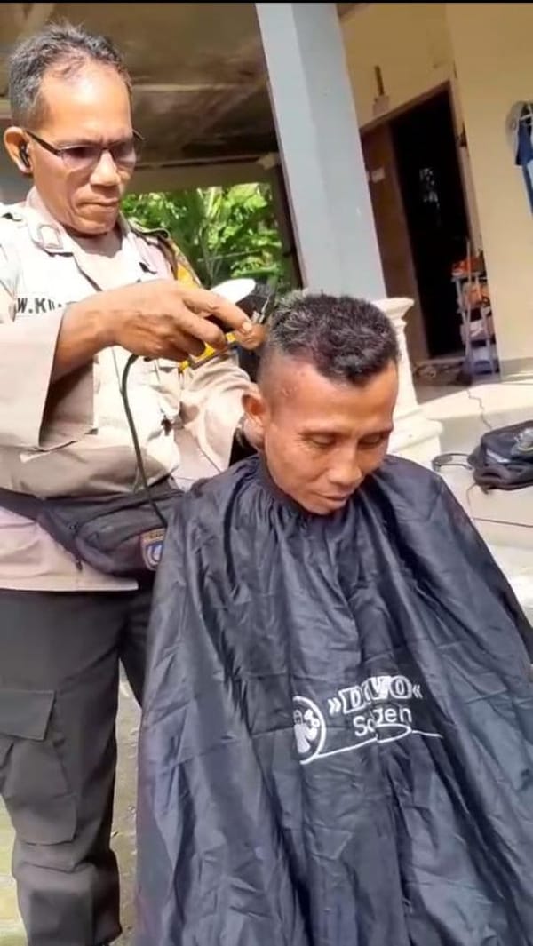 Bripka Kuwat, Polisi Kebumen yang Ikhlas Cukur Rambut ODGJ dengan Hati