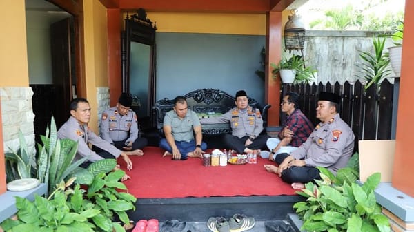 Momen Berbagi: Kapolresta Malang Kota Ajak Anak Yatim Rayakan Halal Bihalal
