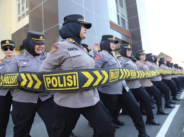 Polwan Polresta Solo Dikerahkan Sebagai Negosiator untuk Amankan Demo dengan Pendekatan Humanis