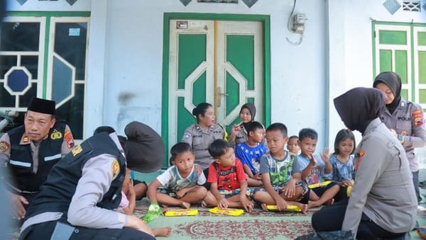 Tim Polres Klaten Hibur Anak-Anak di Tengah KLB Keracunan Massal