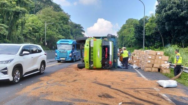 Kecelakaan Beruntun di Tol Manyaran, Truk Hino Tabrak Beberapa Kendaraan