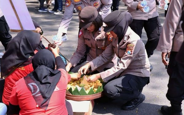 Aksi Humanis Polisi Kota Malang Warnai Peringatan May Day