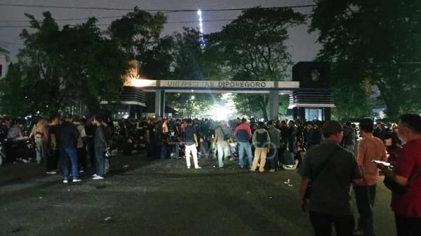 Polisi Represif Hadapi Massa Aksi Buruh di Semarang, Kericuhan Meningkat