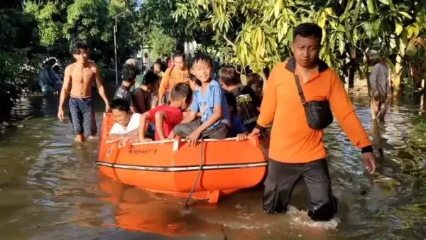 Relawan Terjang Banjir Pakai Perahu Evakuasi Warga Sakit di Grobogan