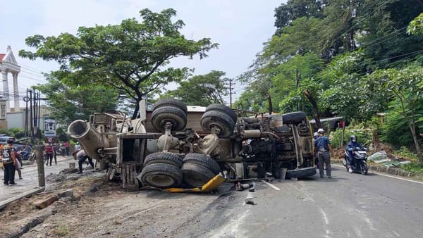 Truk Molen Ringsek Usai Glondor di Tanjakan Silayur Semarang, Hantam Median Jalan dan Tiang Listrik