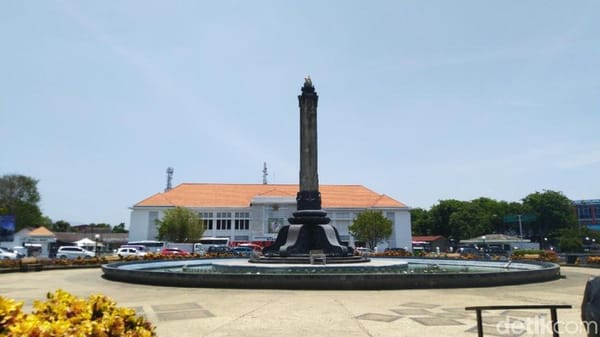 Mobil HR-V Nyangkut di Taman Tugu Muda Semarang, Pengemudi Tinggalkan Lokasi