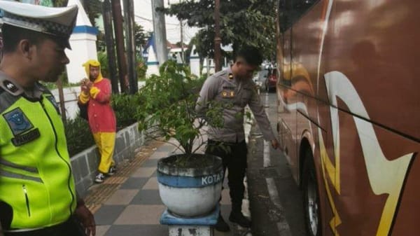 Kecelakaan Maut di Salatiga, Pemotor Terseret dan Masuk ke Kolong Bus