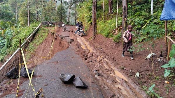 Ganasnya Longsor Banyumas: Jalan 'Ditelan' 15 Meter dalam Semalam