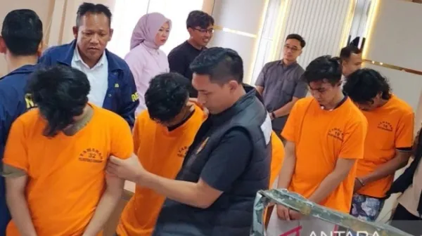 Jejak Kelompok Berpakaian Hitam dalam Demo Buruh Semarang: Rapat di Kampus Hingga Kerusuhan