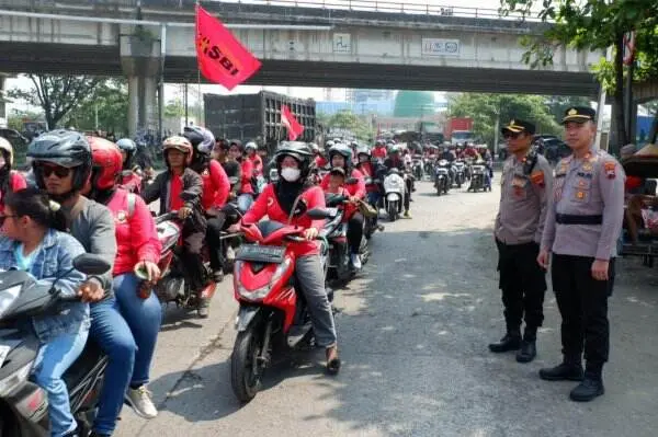 Polisi Kawal Ketat Ratusan Buruh Jepara yang Demo di Semarang pada May Day