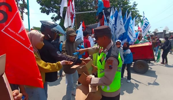 Humanis! Anggota Polres Brebes Tunjukkan Aksi Simpatik saat May Day