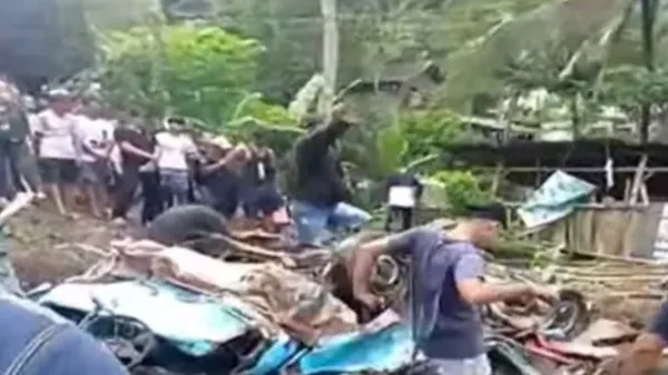 Truk Tabrak dan Timpa Angkot Rombongan Pengajian di Purworejo, 10 Orang Tewas