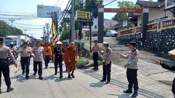 36 Biksu Thudong Lakukan Perjalanan Suci, Ratusan Polisi Dikerahkan untuk Pengawalan