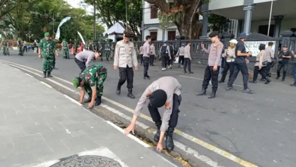 Kompak Bersihkan Sampah Usai Demo May Day, TNI-Polri Di Kota Malang Dikoordinasi Kapolresta