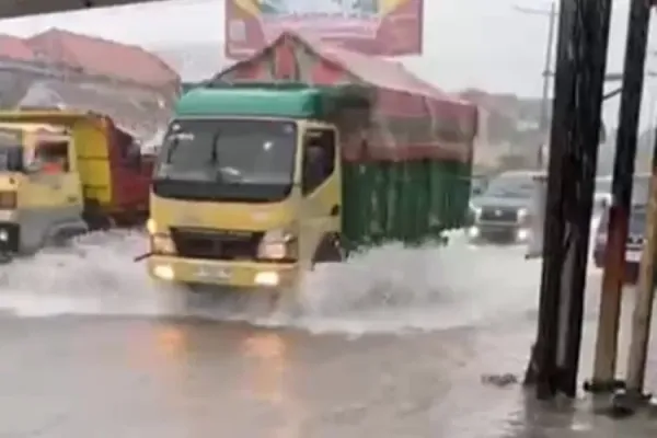 Hujan Deras, Jalan Nasional Jogja-Solo Ruas Prambanan Banjir hingga 60 Cm