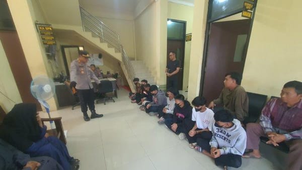 Remaja Terduga Gangster di Pekalongan Menangis dan Meminta Maaf di Hadapan Orang Tua dan Polisi