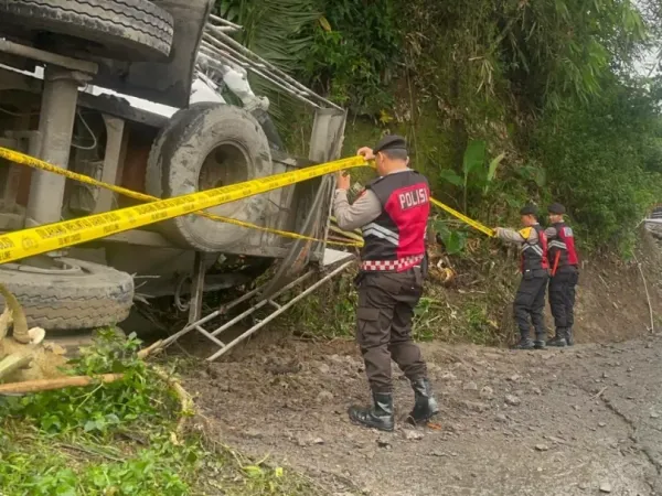Dekat Titik Kecelakaan Kalijambe, Truk Semen Terguling: Warga Minta Jalur Penyelamat