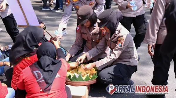 Aksi Damai May Day di Malang, Polisi dan Buruh Saling Berbagi Kebaikan