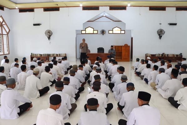 Polresta Tidore Berbagi Makanan Bergizi Gratis di Ponpes Ali bin Abi Thalib