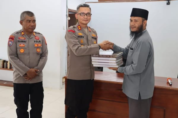 Peduli Gizi Santri, Polresta Tidore Salurkan Makanan Sehat di Pesantren