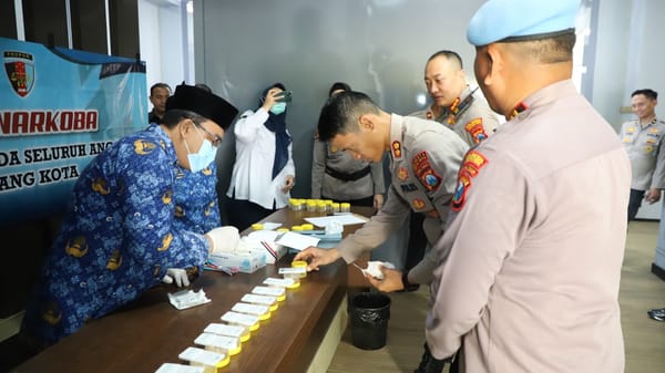 Tegas dan Bersih: 39 Pejabat Utama Polresta Malang Kota Jalani Tes Urine Usai Upacara