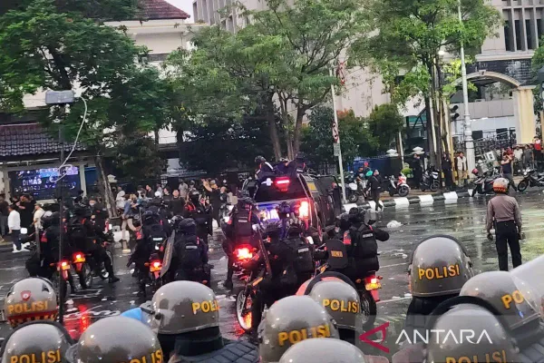 Aksi Buruh di Depan Kantor Gubernur Jateng Dibubarkan Polisi