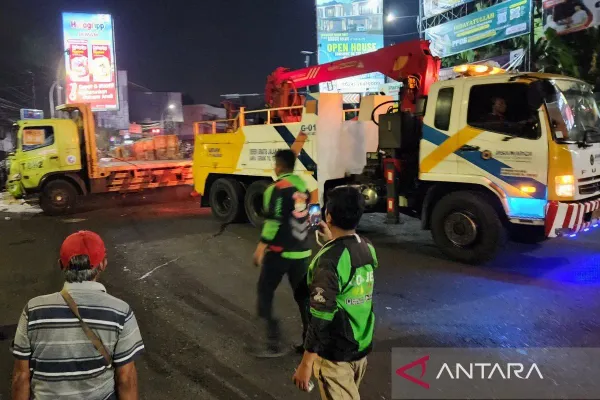 Kecelakaan Maut di Semarang: Truk Muat Kertas Terguling, Satu Korban Jiwa