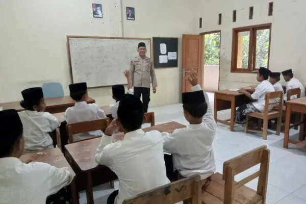 Di Luar Tugas Kepolisian, Aiptu Herman Dedikasikan Diri Mengajar di Ponpes Tegal