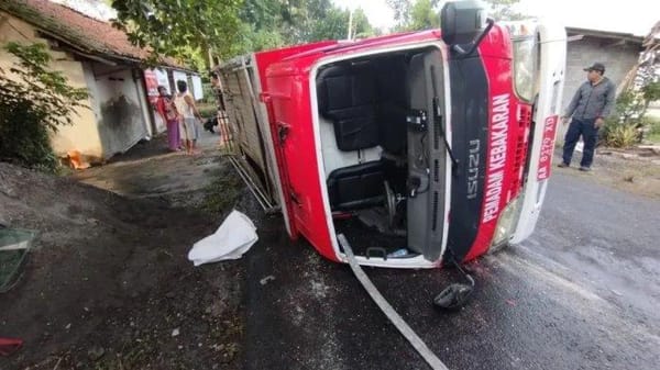 Truk Damkar Kecelakaan Saat Menuju Lokasi Kebakaran di Kebumen, Penumpang Terlempar