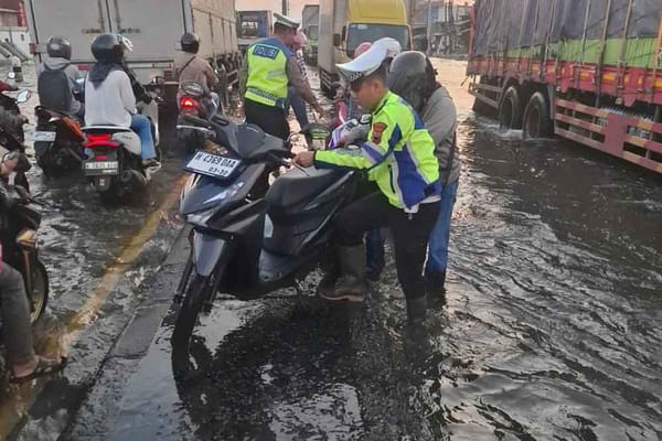 Tergenang Rob, Pengendara Mogok di Pantura Dibantu Satlantas Polres Demak