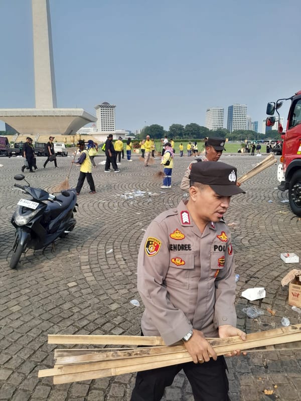 Usai May Day Fiesta, Personel Polri Sigap Bersihkan Kawasan Monas