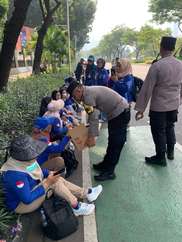 Aksi Humanis, Polisi Bagikan 500 Dus Air dan Permen untuk Buruh di DPR