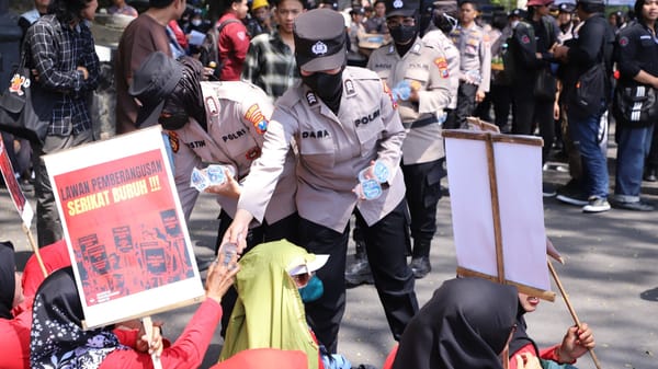 Aksi Humanis Polisi Malang Saat May Day: Bagi Gorengan, Pungut Sampah