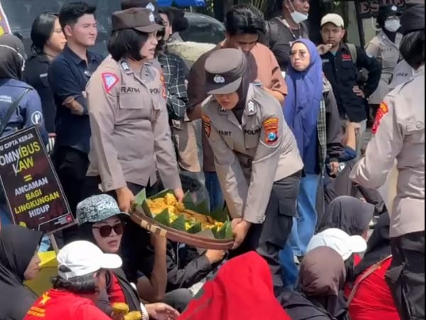 Viral! Polisi di Malang Turun Tangan Bersihkan Sampah Usai Demo