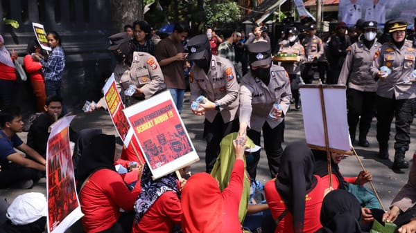 Hangatkan Suasana Mayday, Polisi Malang Bagi-Bagi Gorengan