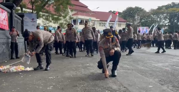 Bukan Sekadar Pengamanan, Polisi Malang Bagikan Gorengan di Aksi May Day