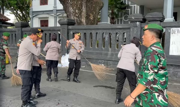 Bikin Adem! Polisi Malang Beri Gorengan dan Jaga Kebersihan Mayday