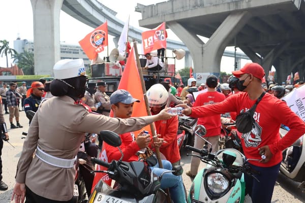 Rayakan May Day, Polisi di Tanjung Priok Bagi Roti dan Air untuk Buruh