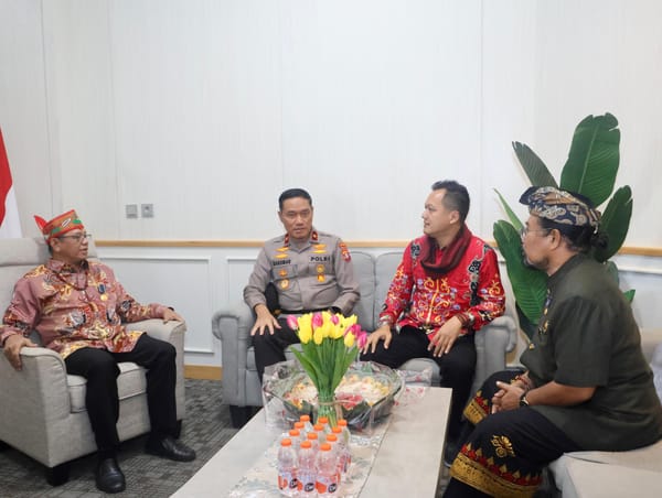 Upacara Hardiknas 2025: Wakapolda Kalteng Berikan Penghormatan kepada Pendidikan Nasional