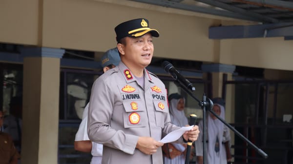 Kapolres Barsel Tekankan Disiplin Saat Jadi Pembina Upacara di SMAN 1 Buntok