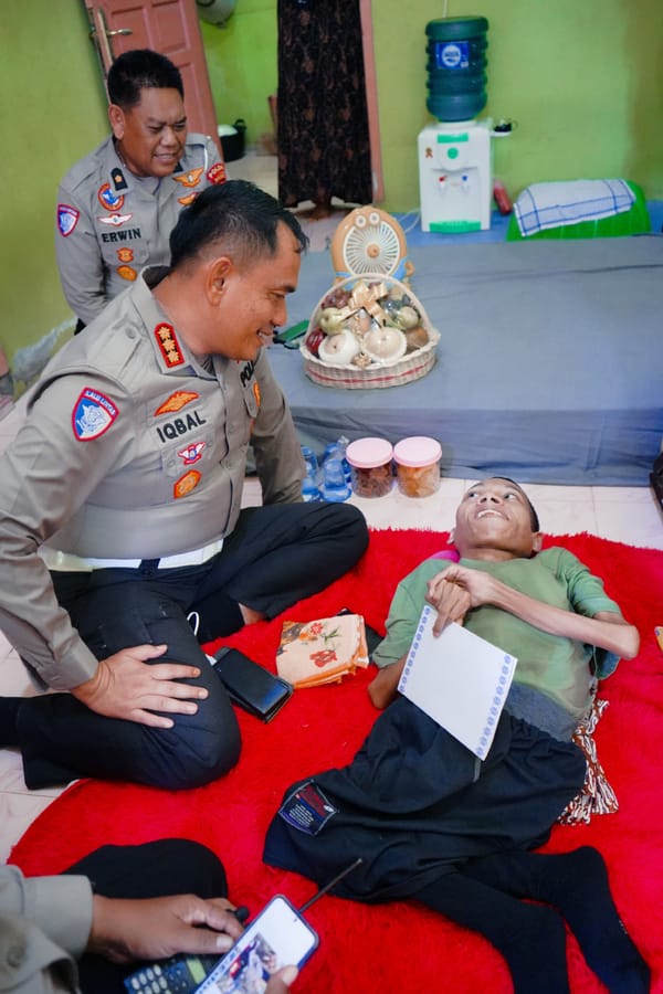Momen Mengharukan, Dirlantas Aceh Kunjungi Penderita Lumpuh Layu