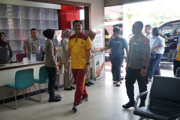 Kapolda Kalteng Tunjukkan Empati, Besuk Anggota Sakit di Rumah Sakit Bhayangkara