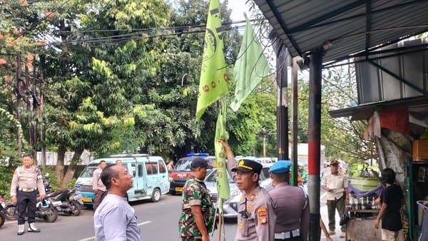 Polsek Jakpus Tertibkan Bendera Ormas demi Jaga Ketertiban Umum