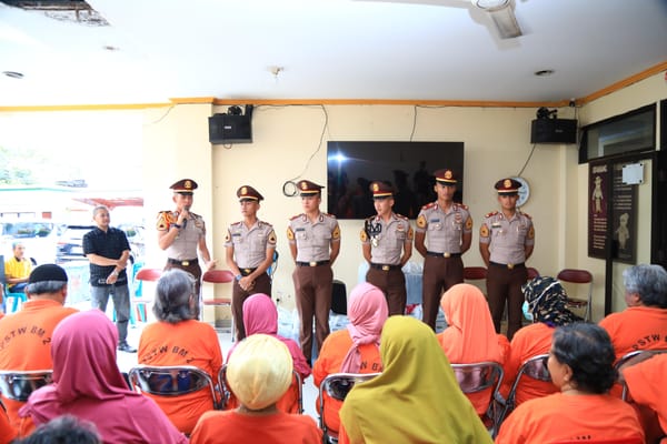 Taruna Akpol Gelar Bakti Sosial di Panti Lansia: Wujud Peduli dan Hormat pada Sesepuh